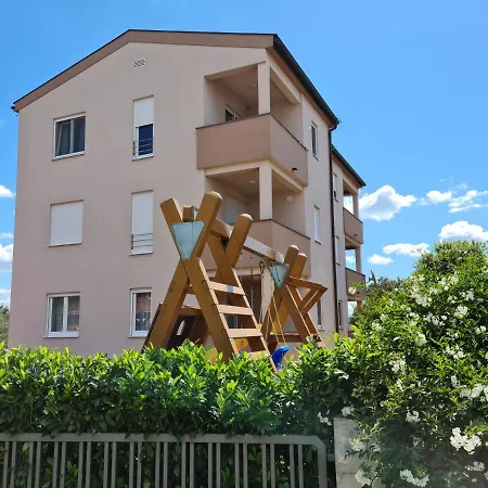Apartments Pakostane Apartamento *